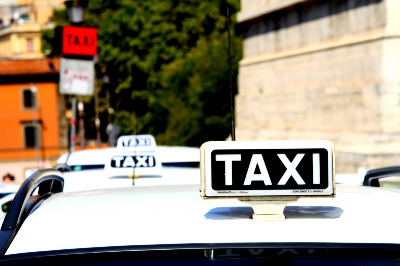 taxis-LE CANNET-min_taxi_auto_rome_road_white-1051610